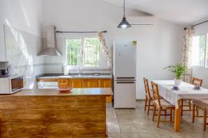 孔佩塔Casa Lirios的厨房配有白色冰箱和桌子