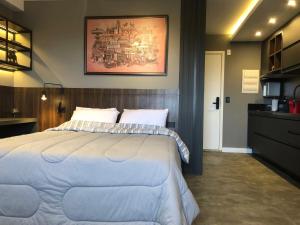 库里提巴Apartamento super bem decorado em frente ao shopping的卧室配有一张白色大床