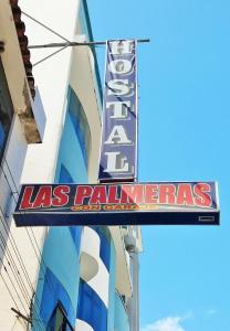 哈恩Hostal Las Palmeras的建筑物一侧的棕榈树标志