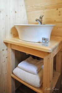巴拉迪亚普雷埃尔雷2博阿斯宿营地-酒店的浴室水槽位于木桌旁,配有毛巾