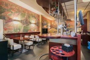 法尔肯堡蒙塔格纳戴尔蒙多酒店的餐厅设有酒吧和桌椅