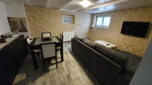 弗勒里莱欧布赖"LE TRAMWAY" Appartement 150m gare des Aubrais的客厅配有沙发和桌子
