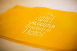 威廉斯塔德克洛斯特精品酒店的贴上酒店名字的黄毛巾