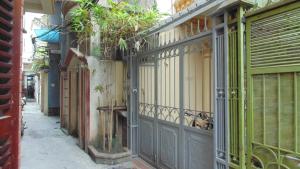 河内Homestay Nam Dong的老建筑中一条小巷,有门