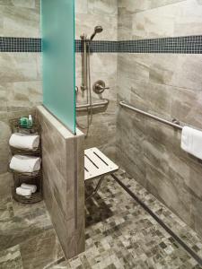 梅普尔伍德圣保罗东/枫林活力酒店的带淋浴、长凳和毛巾的浴室