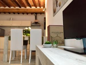 卡斯泰洛城Le Déjà Vue的厨房配有2把白色椅子和桌子