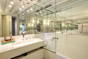 罗马瑞斯德萨德赛尔潘神酒店的白色的浴室设有水槽和淋浴。