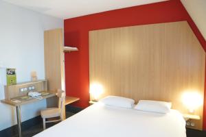 B&B HOTEL Saint Malo Sud客房内的一张或多张床位