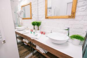 波兹南Apartamenty Schoeps Residence的白色的浴室设有两个盥洗盆和镜子