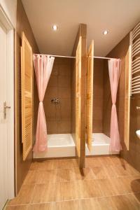 切申切申3兄弟旅馆的浴室配有浴缸、带粉红色窗帘的淋浴