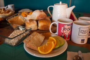 圣卡洛斯-德巴里洛切Patagonia Jazz Hostel的一张桌子,上面放着一盘面包和咖啡