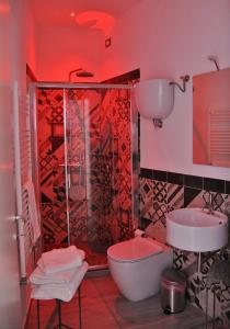 皮耶韦城B&B Casa Gaia的带淋浴、卫生间和盥洗盆的浴室