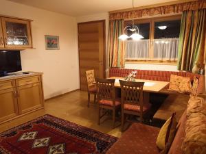 图克斯An der Mühle的客厅配有桌子和沙发