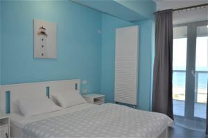 马马亚Mamaia Beach LuxyMar 1 Apartment的蓝色的卧室设有一张床和一个海景窗户