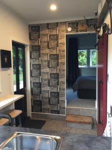 Wairau ValleyBirch Hill Cottage -30 minutes from St Arnaud的浴室设有由再生木材制成的墙壁