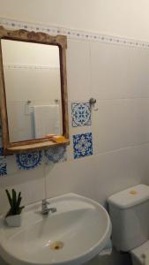 萨尔瓦多Bed & breakfast Villa Carmo的一间带水槽、镜子和卫生间的浴室