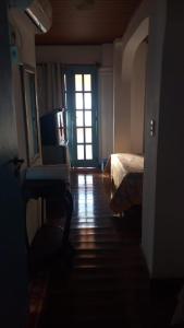 萨尔瓦多Bed & breakfast Villa Carmo的带一张床和窗户的卧室