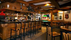 贾斯珀惠斯勒旅馆的酒吧餐厅里的酒吧,酒吧的凳子