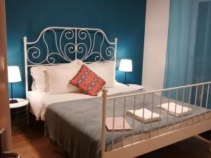 埃斯托利尔Hope House Estoril的一间卧室配有一张蓝色墙壁的床