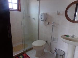 阿拉鲁阿马Kazaya Pousada的带淋浴、卫生间和盥洗盆的浴室