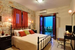利昂尼迪翁拜赞蒂农酒店的一间带大床的卧室和一个阳台