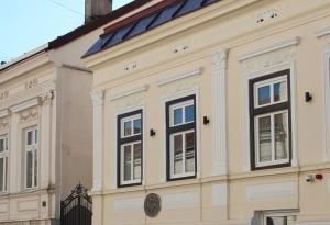 贝尔格莱德Urban Lodge Belgrade的白色的建筑,窗户在建筑的一侧