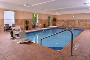 奥利安普拉斯大学贝斯特韦斯特酒店的在酒店房间的一个大型游泳池