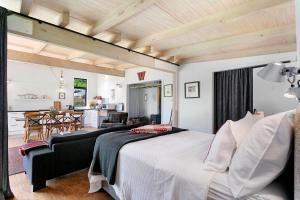 陶波Hare's Rest的一间卧室设有一张床和一间客厅。