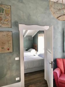 萨韦纳河畔圣拉扎罗比安卡德尔阿巴德萨住宿加早餐旅馆的一间卧室配有一张床、镜子和椅子