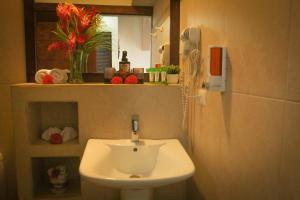 帕克拉岛屿自然保护区生态精品酒店的一间带白色水槽和电话的浴室