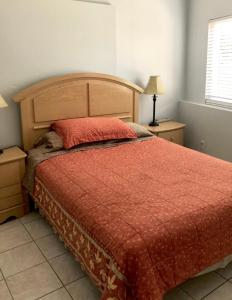 圣地亚哥3 Bedrooms Guest House, Pacific Beach, Sea World, Downtown,& 3 bus lines-3的一间卧室配有一张红色棉被的床