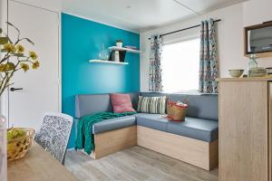 卡尔维国际露营地的蓝色的客厅配有沙发和桌子
