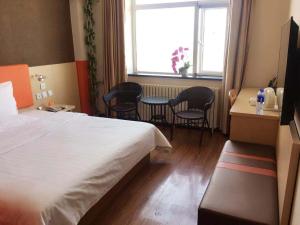 北京7天连锁酒店(北京亦庄荣京东街地铁站科创三街店)的酒店客房带一张床、一张桌子和椅子