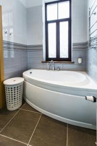 里加Riga Lux Apartments - Ernesta, Free parking的带窗户的浴室内的白色浴缸
