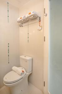 万隆哈里斯连城万隆节会议酒店的白色的浴室设有卫生间和淋浴。