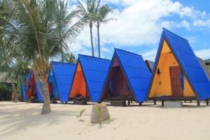 拉迈纽哈特简易别墅酒店的棕榈树海滩上一排色彩缤纷的房屋