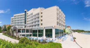 内塞伯尔Bilyana Beach Hotel - All Inclusive & Free Beach Access的海滩旁的酒店