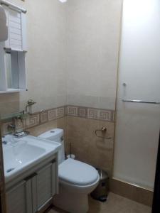 塔什干cheap room without bathroom的浴室配有白色卫生间和盥洗盆。