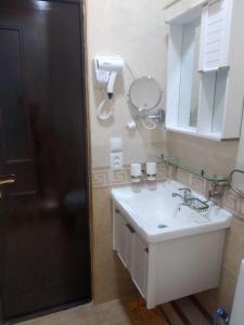 塔什干cheap room without bathroom的浴室设有白色水槽和镜子
