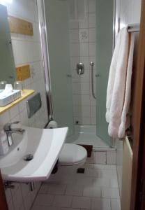 科赫姆查朋-克拉克旅馆的一间带水槽、卫生间和淋浴的浴室