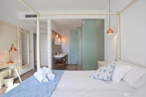 CalongeBoutique Hotel Petit Sant Miquel的卧室配有白色床和毛巾