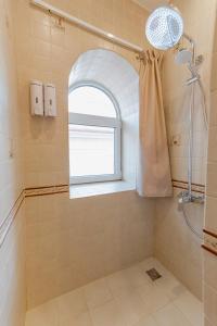 梁赞Kremlyovskiy Park的带淋浴的浴室和窗户。