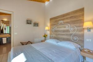 代森扎诺-德尔加达科尔特金叶住宿加早餐旅馆的一间卧室配有一张大床和木制床头板