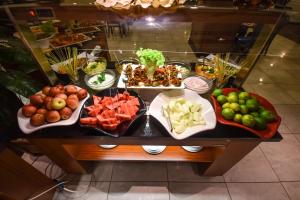 特拉布宗特拉布宗约斯假日酒店 的盛满不同种类水果和蔬菜的桌子