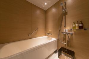新宿花JR九州酒店的一间浴室