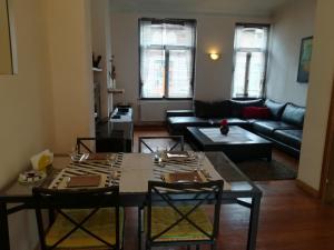 布鲁塞尔切斯奥达克公寓的客厅配有桌子和沙发