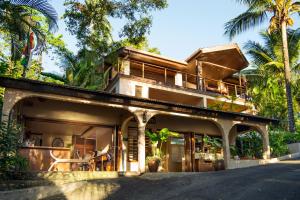 维拉港法图马鲁小屋酒店的棕榈树道路边的房子