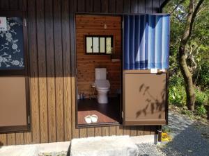 Ochi缘盖斯特旅馆的木质建筑中带卫生间的浴室