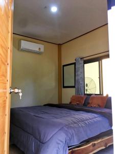 库德岛Baan Panseng Bungalow的一间卧室设有一张大床和窗户