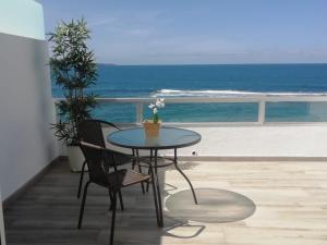 大加那利岛拉斯帕尔马斯Vista Canteras的海滩阳台的桌椅